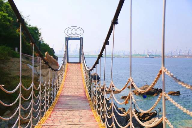 两崖间架一索桥,这便是著名景点"盟情崖桥".