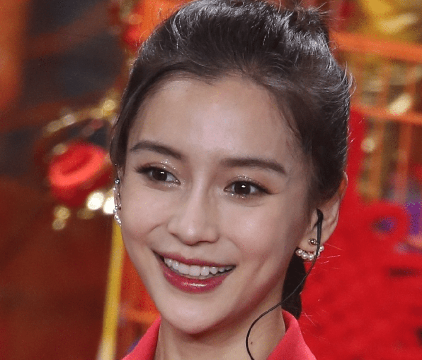 在《奔跑吧》济南站发布会活动现场,baby两边脸不对称,山根处凸起