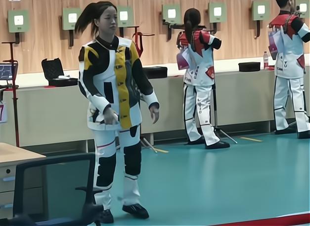 杨倩上热搜第一！拖着16斤射击装备，走出小黄鸭步伐，太不容易休闲区蓝鸢梦想 - Www.slyday.coM