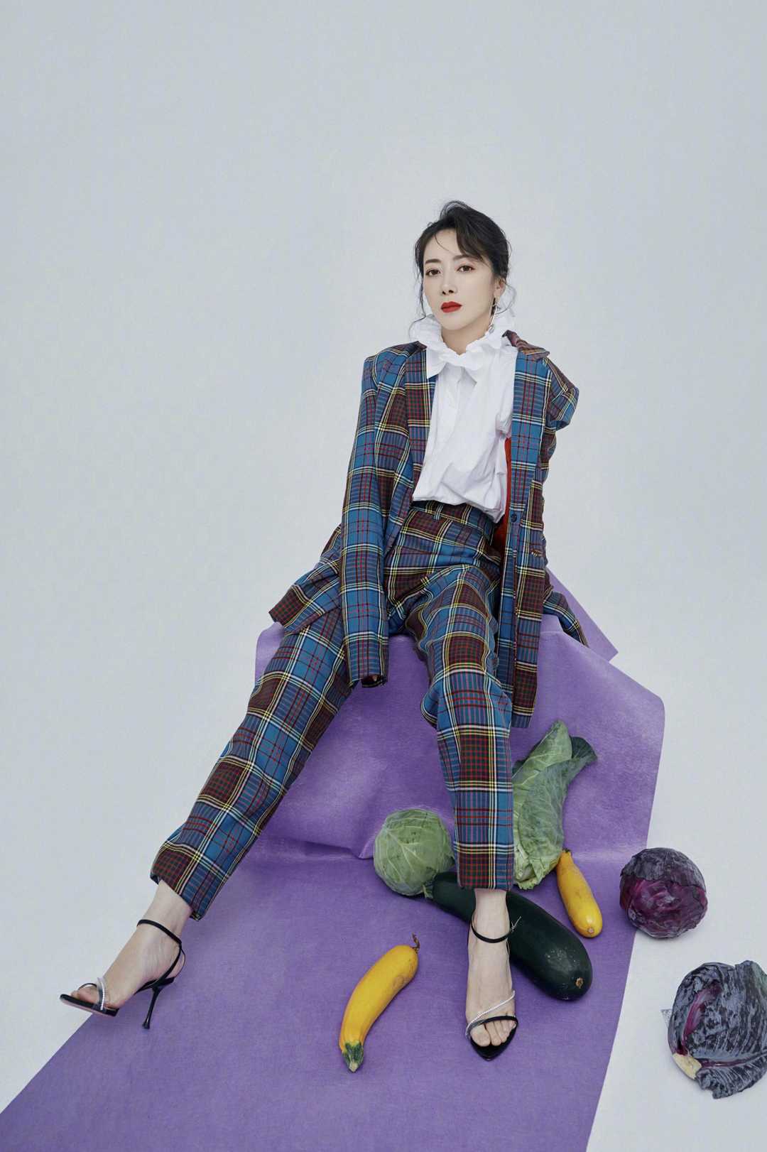 陈紫函46岁仍不显老一袭白色西装连衣裙干练优雅美得让人心动