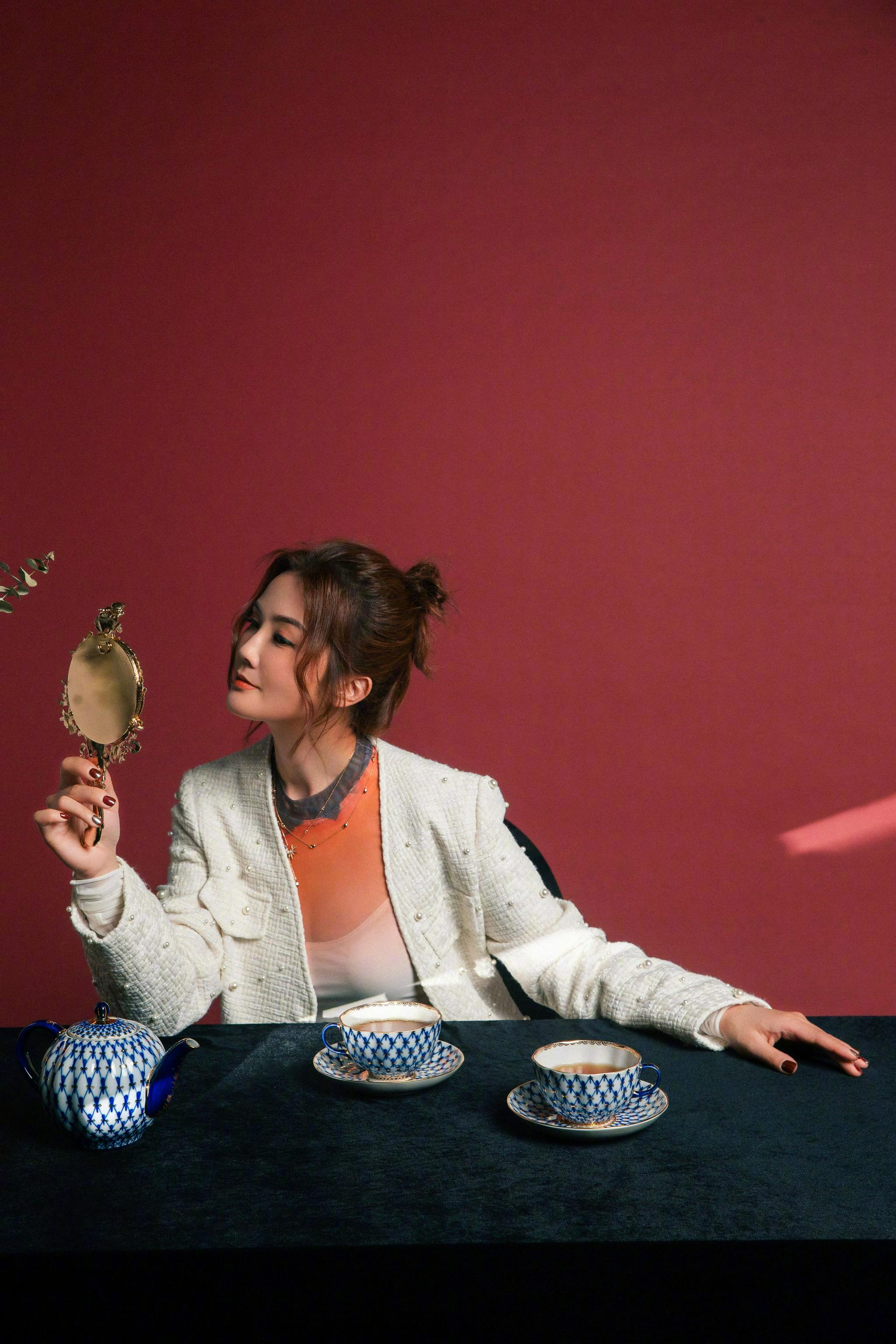 38岁蔡卓妍晒时尚大片,丸子头 空气刘海十分减龄,宛若仙气少女__财经