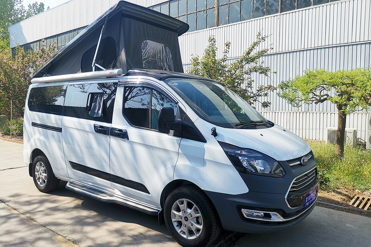 b型升降顶,细节突出,适合2人旅行及代步的富日通黑羚羊房车