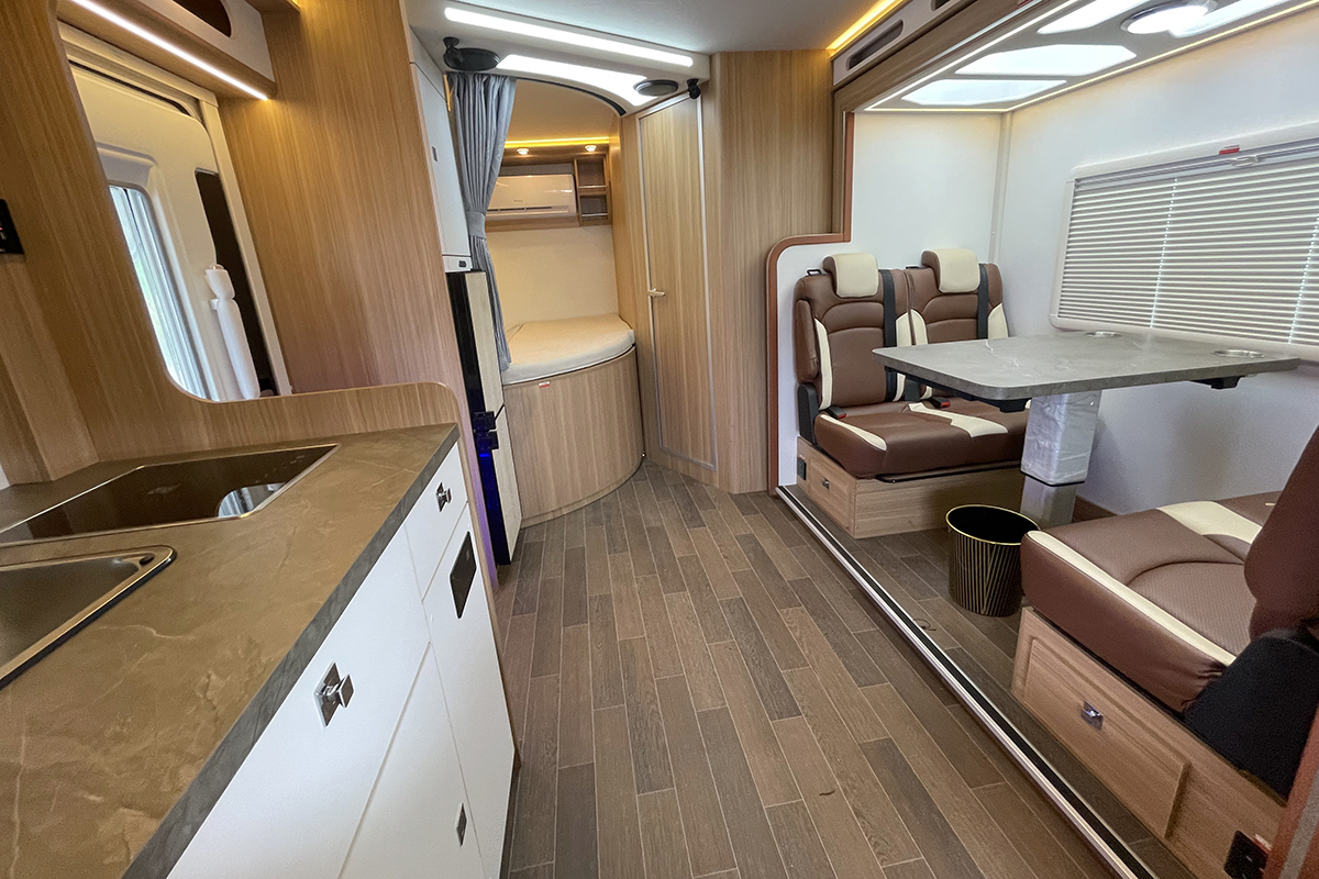 轻卡房车带拓展还有干湿分离卫生间金龙艾科斯h500单拓展房车