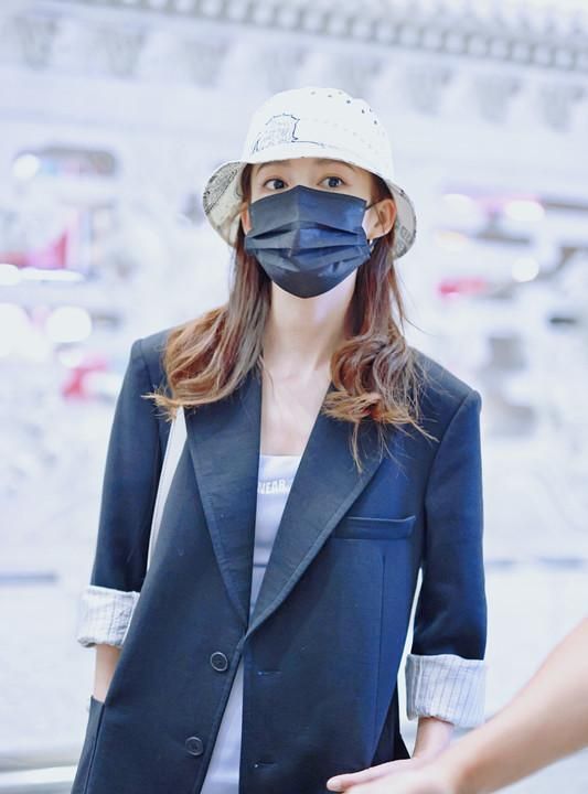 李沁也太美了穿黑色小西装内搭蓝色的裙子气质真的好