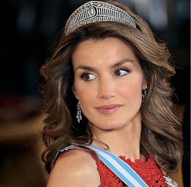 西班牙王妃穿黑裙亮相,48岁身材瘦成纸片,借婆婆旧花裙太素朴