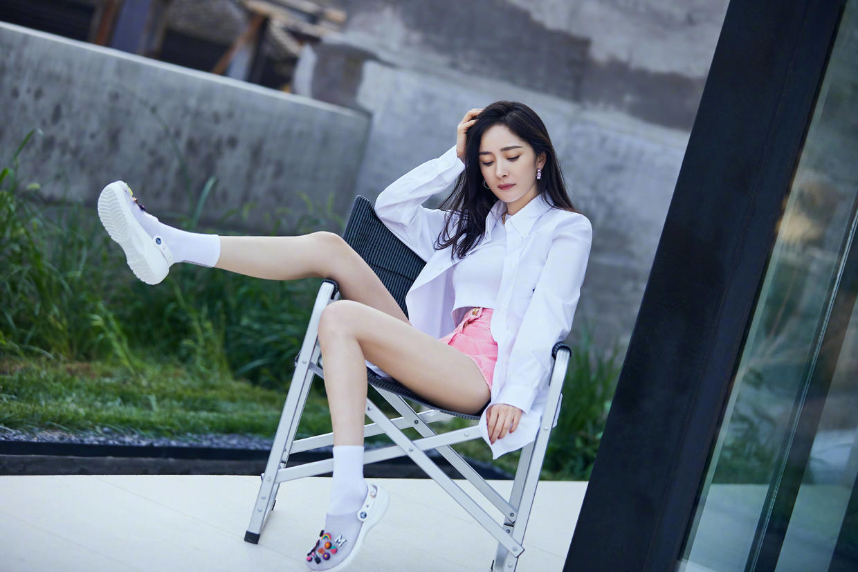 杨幂真的是人美声甜,热爱穿搭的她总是能够给我们带来更加新颖的搭配