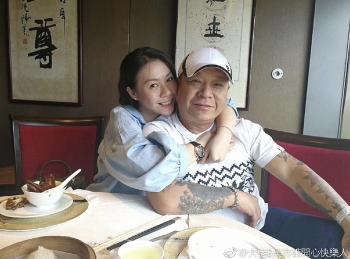 吴志雄女儿结婚大摆宴席,戴六对巨型龙凤镯显贵气,肥妈献唱助兴