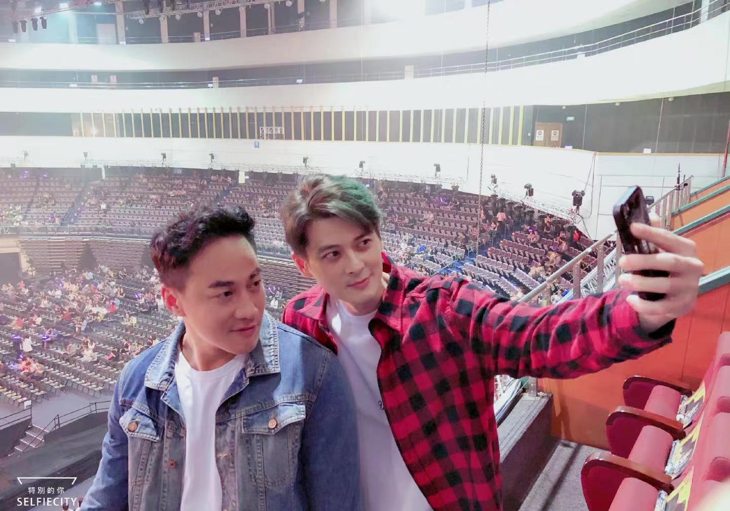 郭品超晒合影为何润东庆生,称对方是陪你一辈子打游戏的铁兄弟