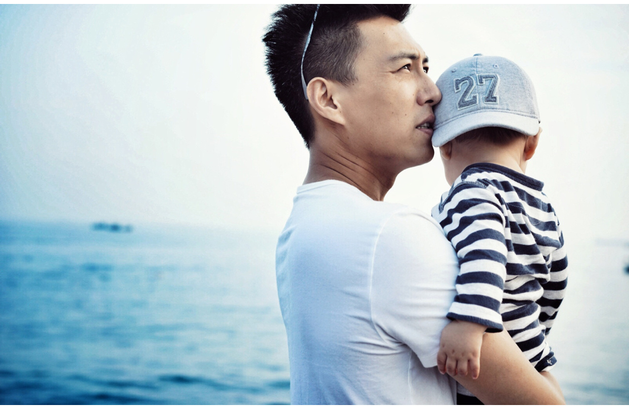 李佳晒母子仨人温馨合照,6岁靳小爷忙赶作业,4岁二爷开心逗天鹅