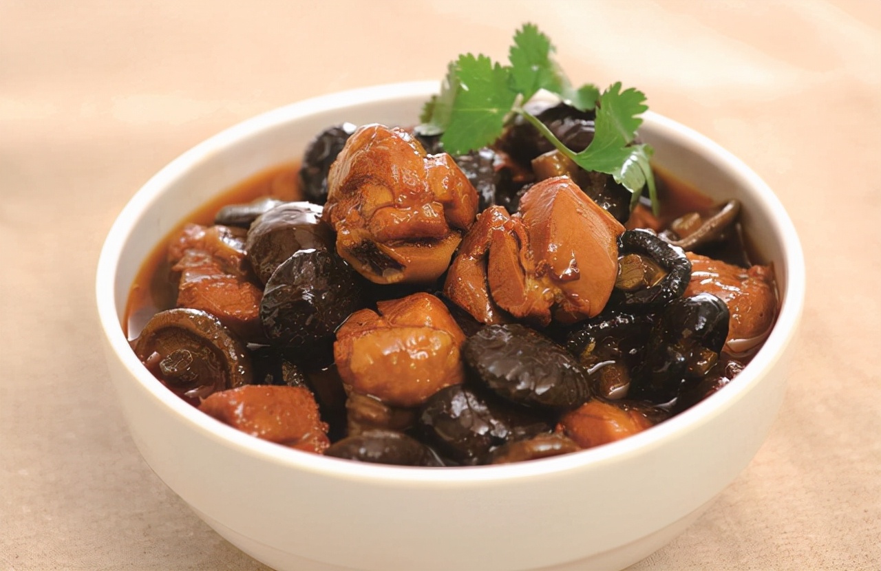 令人欲罢不能的胡萝卜香菇炖鸡,三种美食齐碰撞,擦出不同的火花