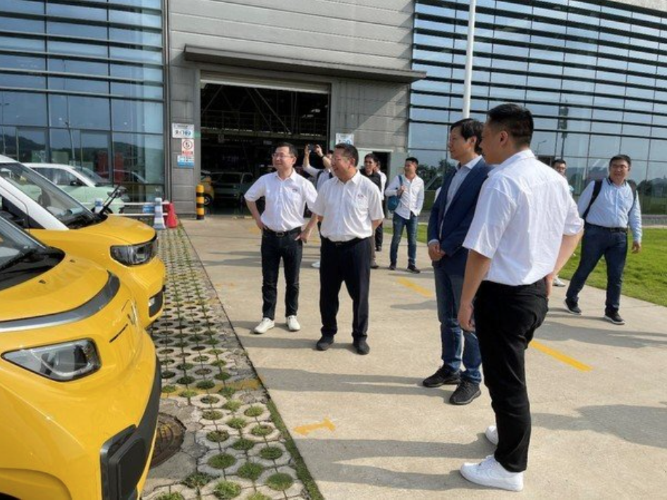 “雷军，求你别乱跑了，你是不是在炒汽车股？”休闲区蓝鸢梦想 - Www.slyday.coM