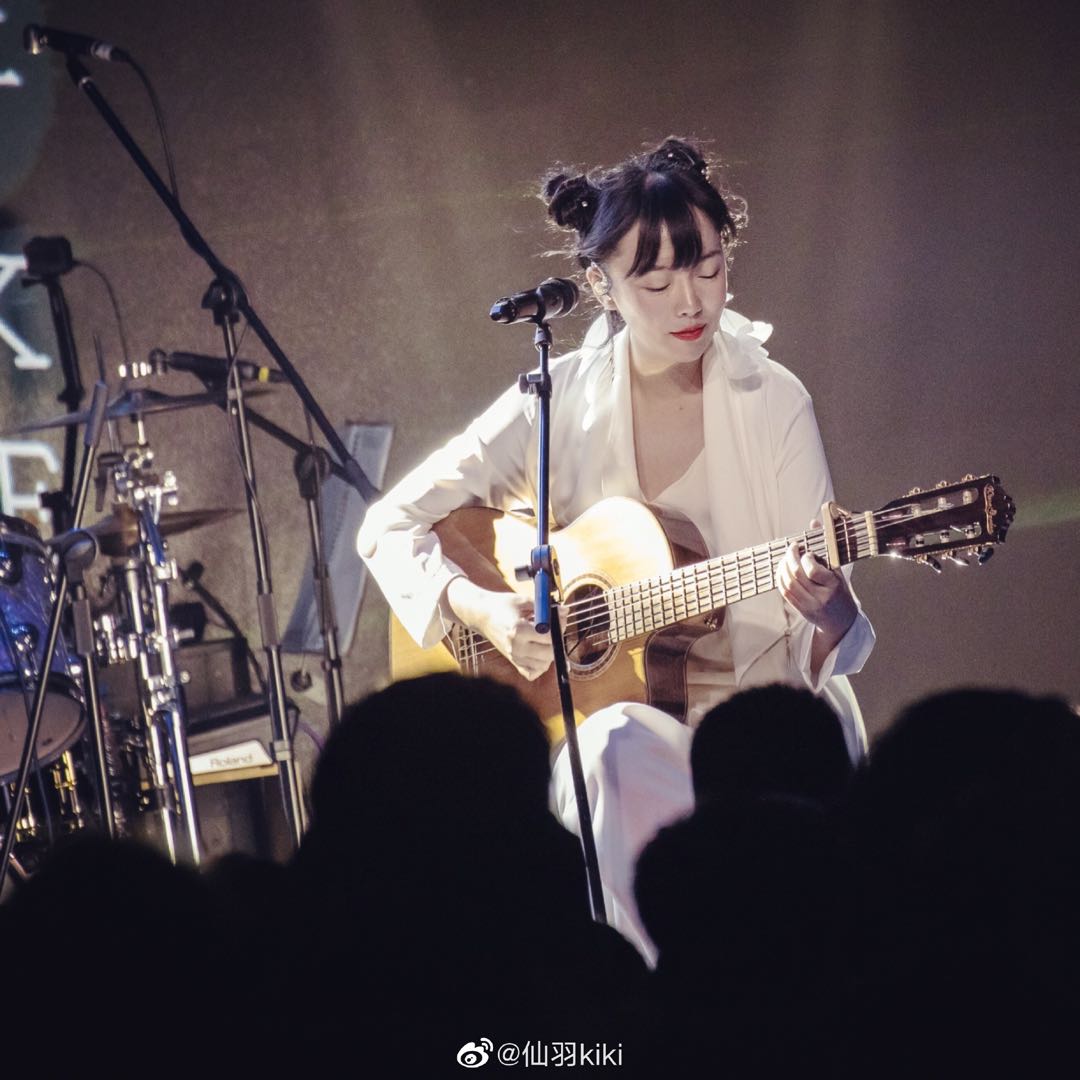 主唱仙羽kiki 光脚满场飞,把气氛推到了高潮,主要还带着仙气.