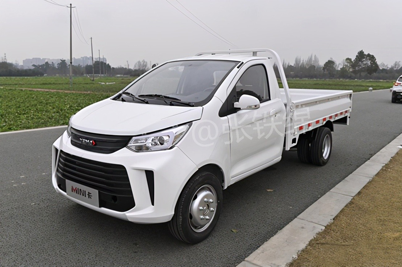 和目前国内微卡市场上大多数中置后驱的车型不同,这辆野马小车采用的