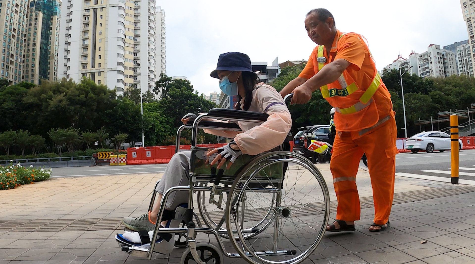 行动不便怎么办?看这场深圳街头暖心测试|深圳市_新浪新闻