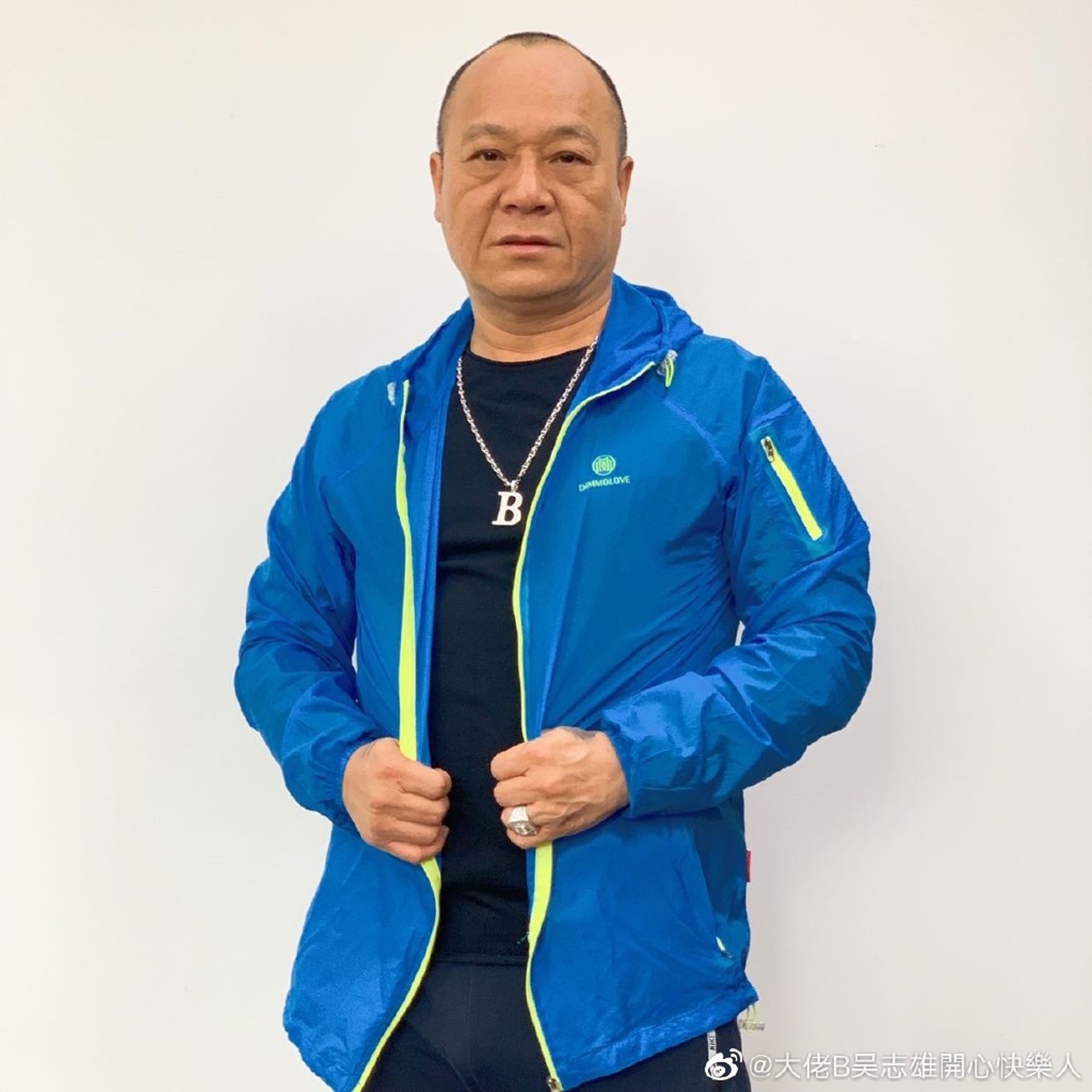 吴志雄女儿结婚大摆宴席,戴六对巨型龙凤镯显贵气,肥妈献唱助兴