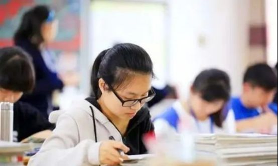 学生只考上“民办二本”,不好意思说校名,却被陌生女孩的话触动休闲区蓝鸢梦想 - Www.slyday.coM 学生只考上“民办二本”,不好意思说校名,却被陌生女孩的话触动休闲区蓝鸢梦想 - Www.slyday.coM