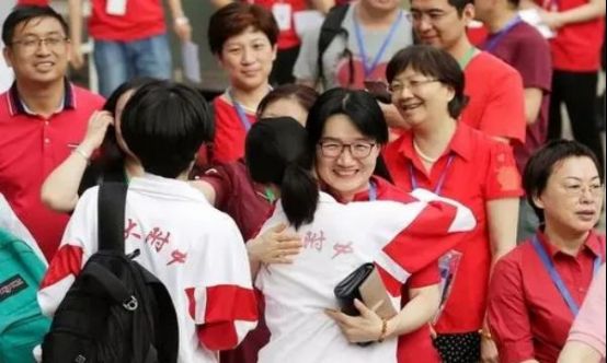 学生只考上“民办二本”,不好意思说校名,却被陌生女孩的话触动休闲区蓝鸢梦想 - Www.slyday.coM 学生只考上“民办二本”,不好意思说校名,却被陌生女孩的话触动休闲区蓝鸢梦想 - Www.slyday.coM