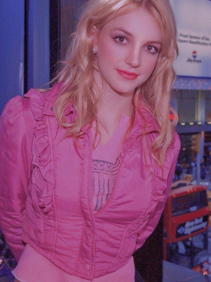 渣爹放弃监护权后,布兰妮宣布与男友订婚,小甜甜之前是卖惨?