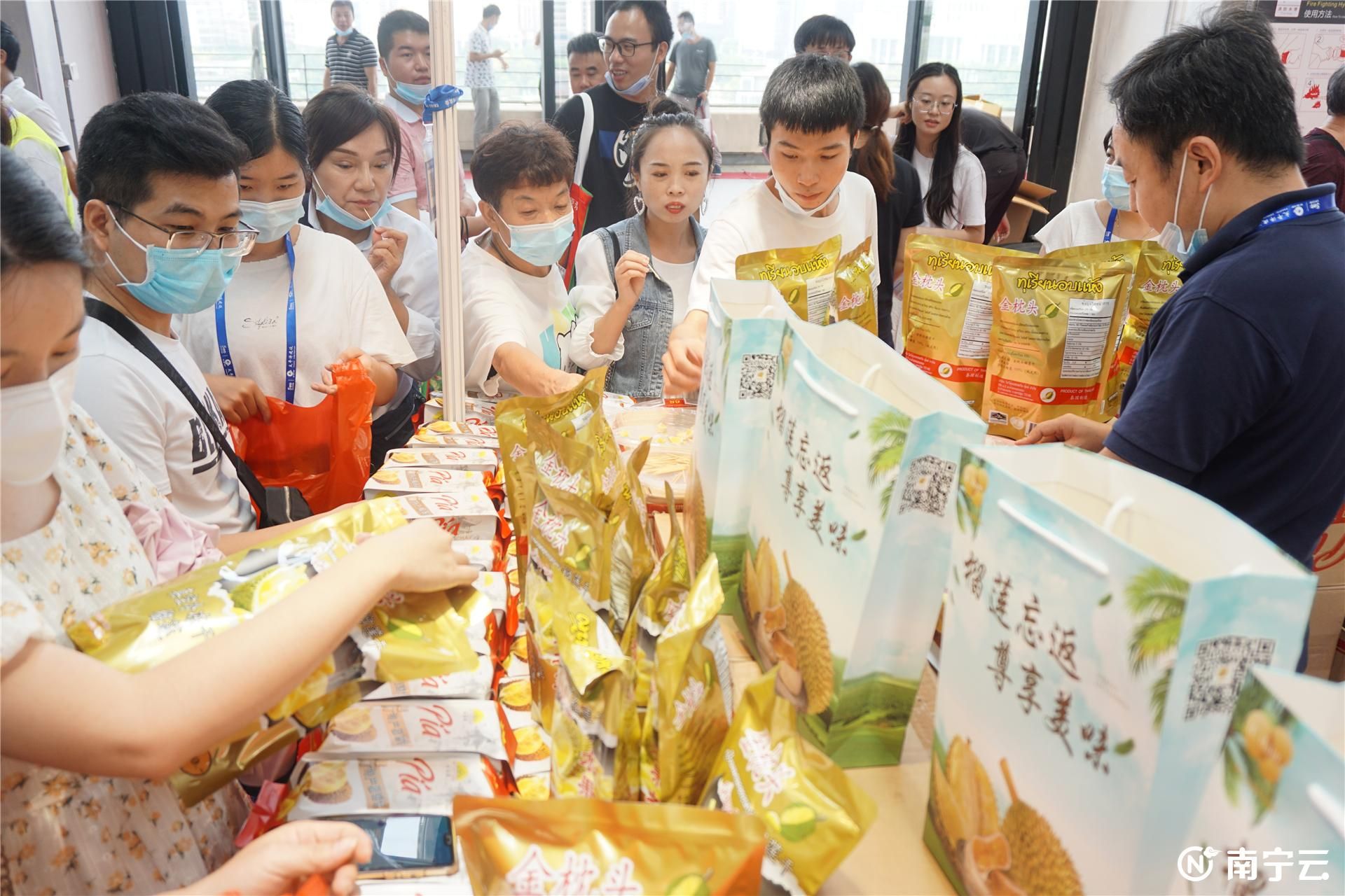 市民试吃榴莲饼.记者 冼慧莹 摄