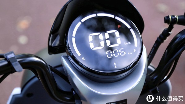 实力与美貌并存哈啰A86 小姐姐的出街新宠休闲区蓝鸢梦想 - Www.slyday.coM