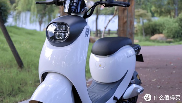 实力与美貌并存哈啰A86 小姐姐的出街新宠休闲区蓝鸢梦想 - Www.slyday.coM