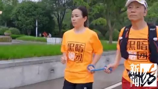 牛人！沪上这位妈妈视力严重受损，但生生跑完了全程马拉松…休闲区蓝鸢梦想 - Www.slyday.coM