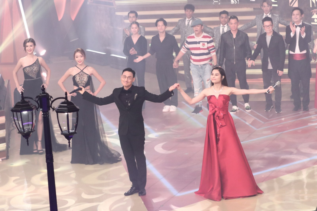 张学友(左)与李幸倪(右)担任表演嘉宾.图自港媒