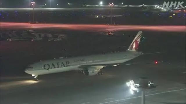当地职员及其家属于12日晚抵达日本成田机场（图片来源：日媒）