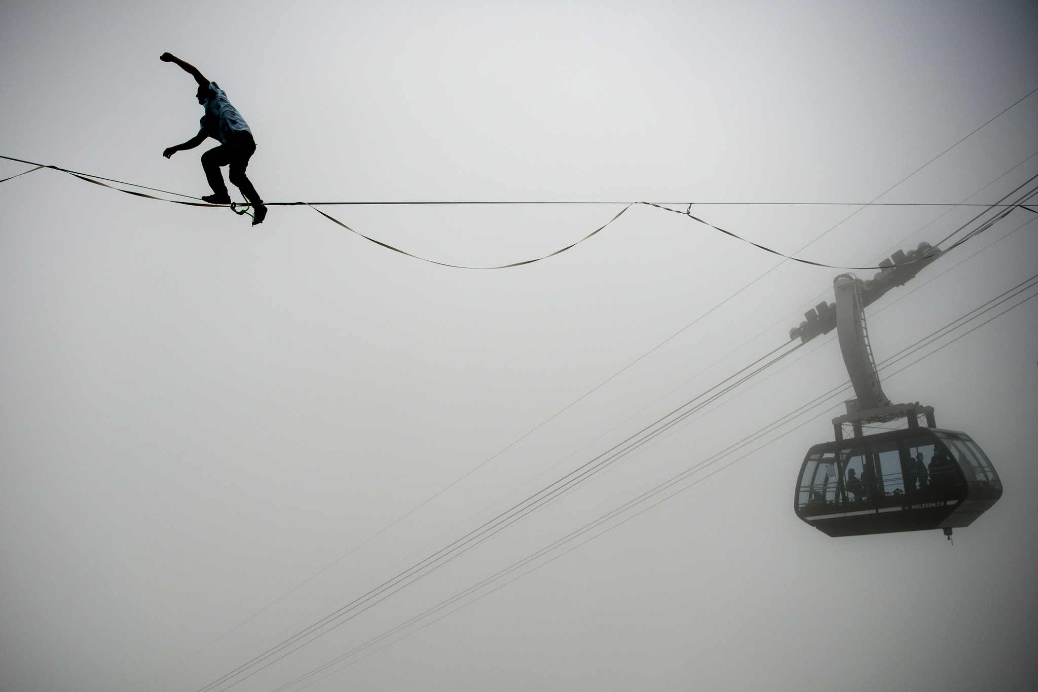 高空行走表演家在海拔2000米的高空钢索上行走