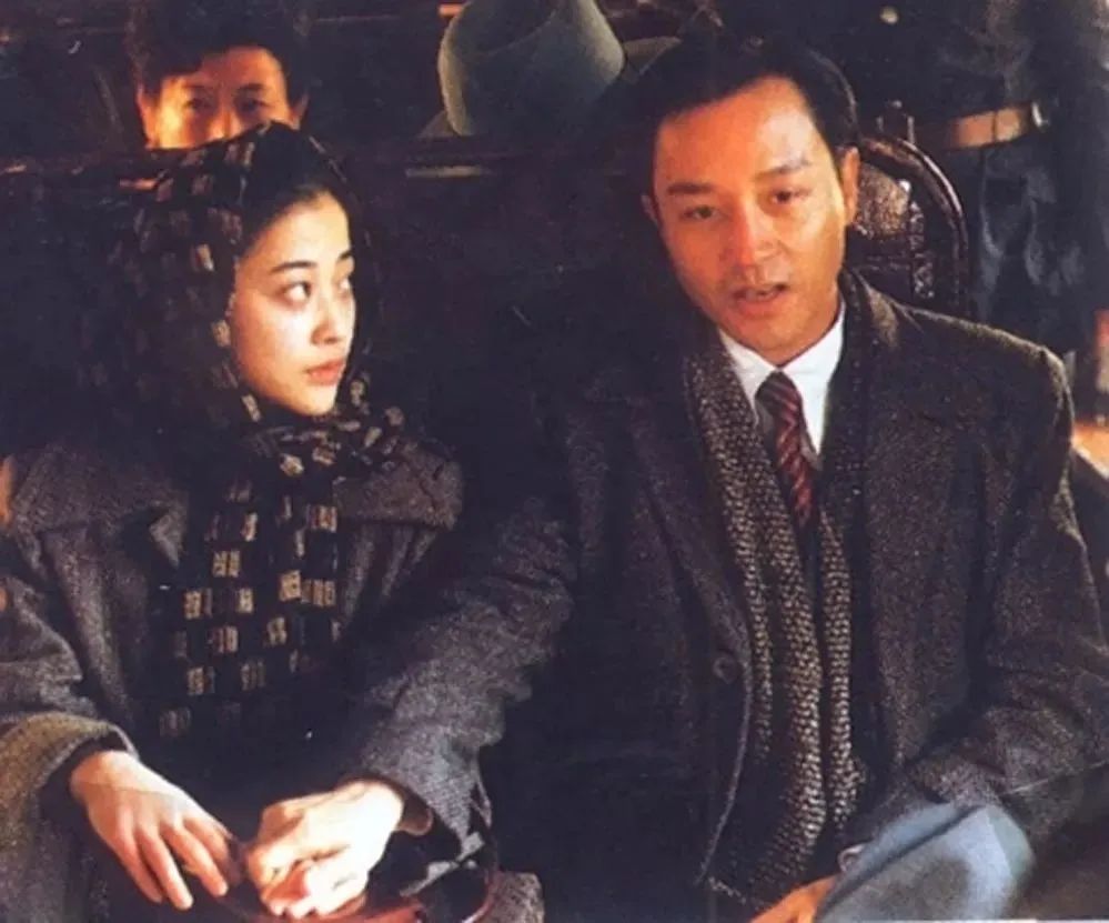 图片来源:《红色恋人》电视剧《不要和陌生人说话》中受尽丈夫家暴