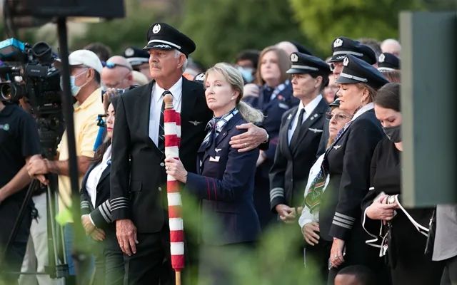 ▲9月11日，在美国得克萨斯州格雷普韦恩市的“9·11”纪念广场，美国航空公司机组人员参加纪念活动。