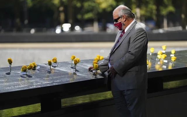 ▲9月10日，一名男子在美国纽约的“9·11”纪念广场缅怀逝者。