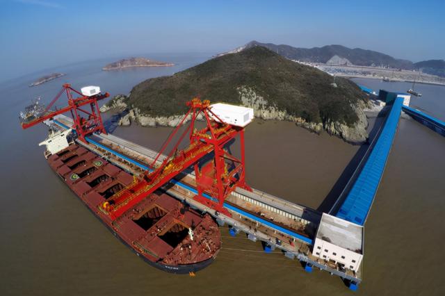 再创世界纪录!中国造最大矿砂船,1次从巴西拉回40万吨铁矿石