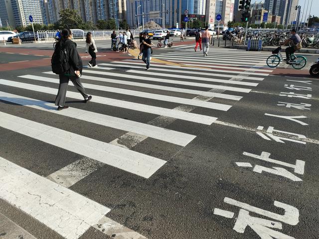 调查斑马线硬件升级改造后过马路更快更安全了吗