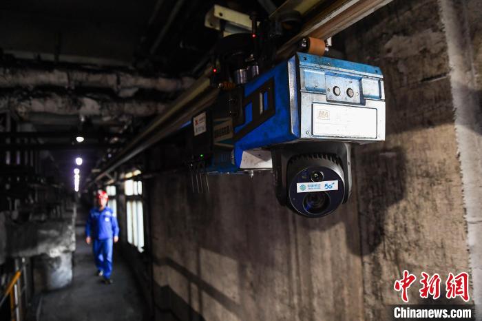 山西省安泽县，山西永鑫煤焦化焦炉炉底巡检实现“5G+智能巡检机器人”替代人工。武俊杰 摄