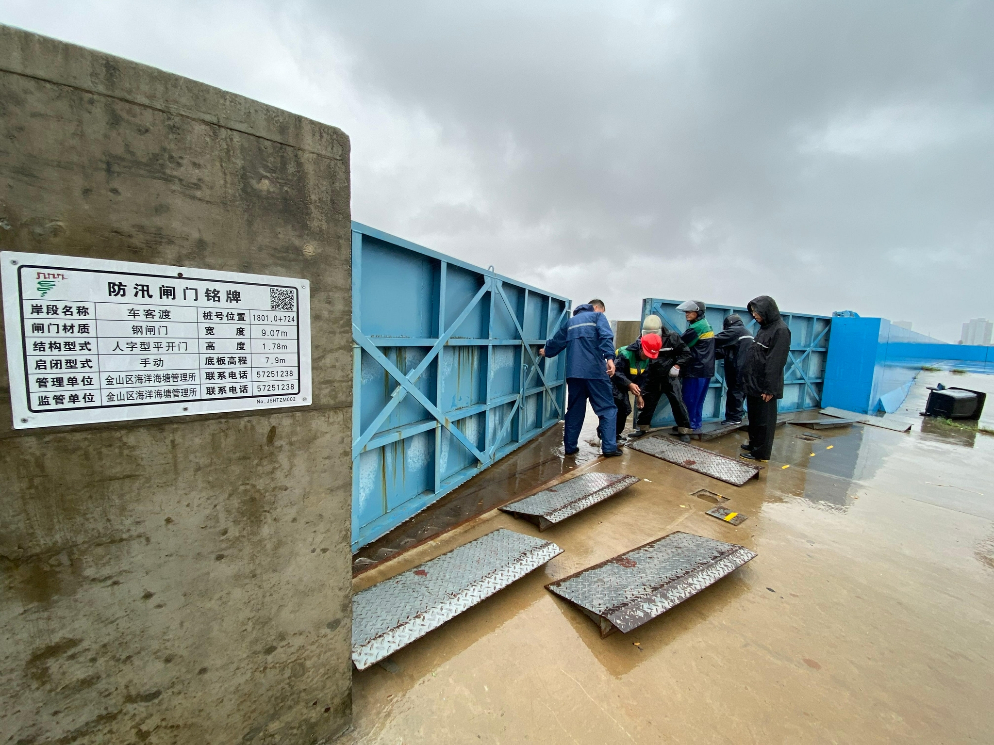 台风灿都来袭上海金山海塘一线各防汛闸门已全部关闭