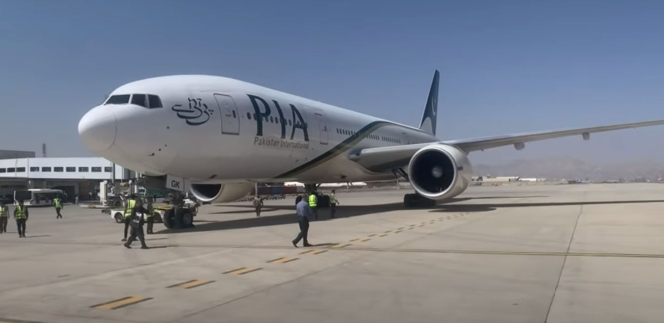 降落在机场的该巴基斯坦国际航空公司航班 图自法新社自美军撤离