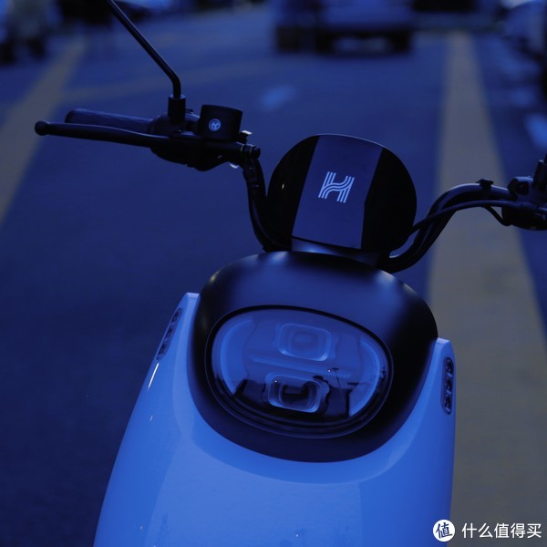 实力与美貌并存哈啰A86 小姐姐的出街新宠休闲区蓝鸢梦想 - Www.slyday.coM