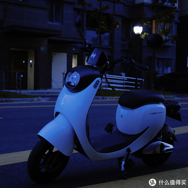 实力与美貌并存哈啰A86 小姐姐的出街新宠休闲区蓝鸢梦想 - Www.slyday.coM