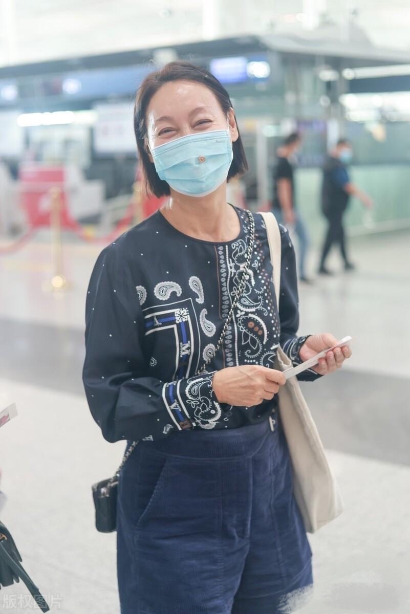 惠英红走机场穿短裤是个潮奶奶但素颜秃眉驼背手上青筋突出