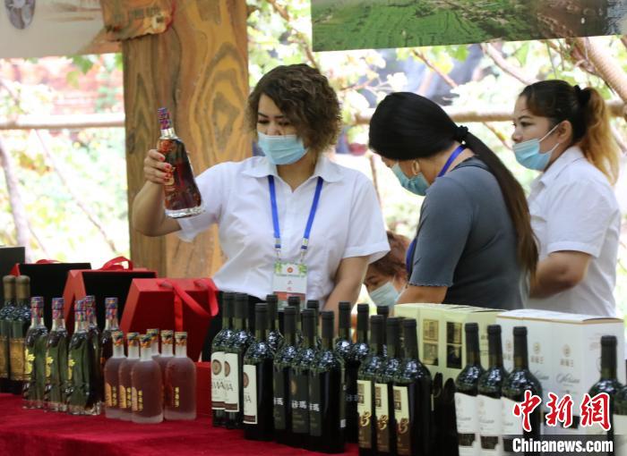 近年来，吐鲁番葡萄产业链不断延伸，当地葡萄酒品牌知名度渐响。胡嘉琛 摄