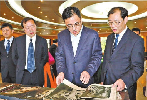 于会文(右二)到重庆大足石刻研究院调研大足石刻进入国家统编教材