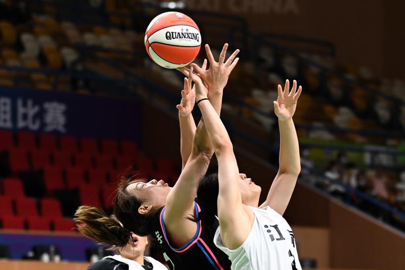 江苏对广东的比赛中双方争球