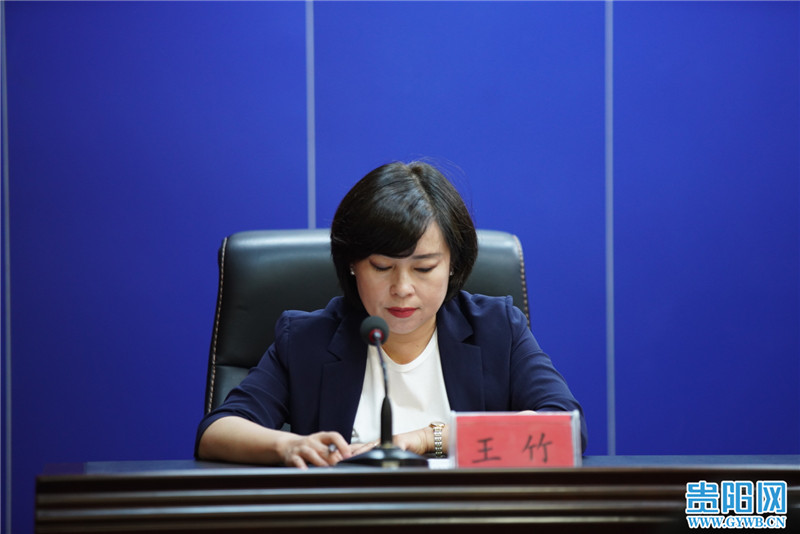 贵安新区产业发展局党组成员,副局长王竹答记者问.