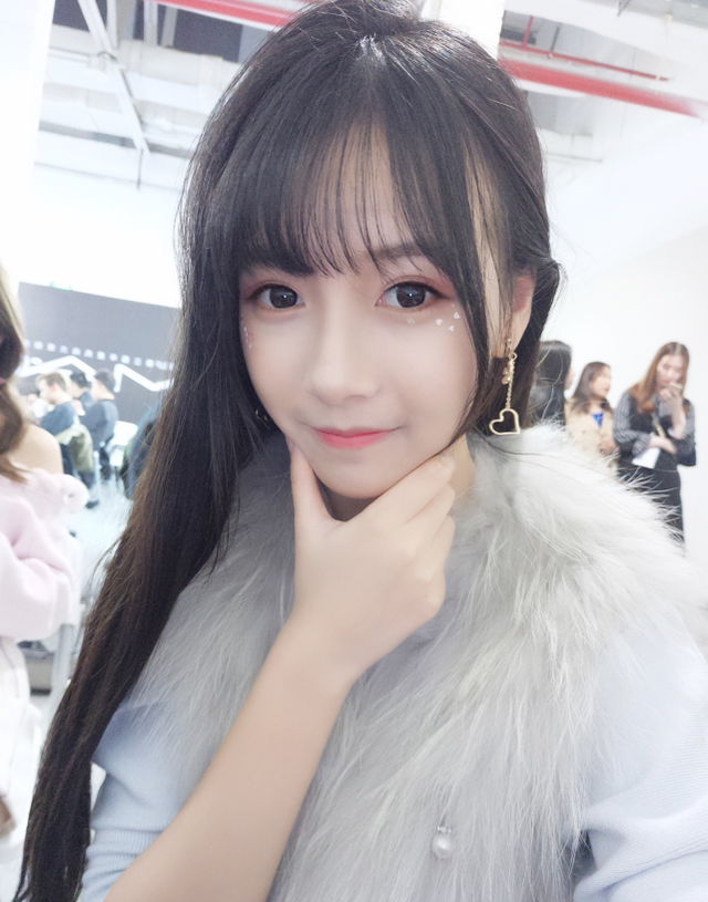 22岁女星於佳怡晒照,穿红色礼服展现纤细身材,配捧花