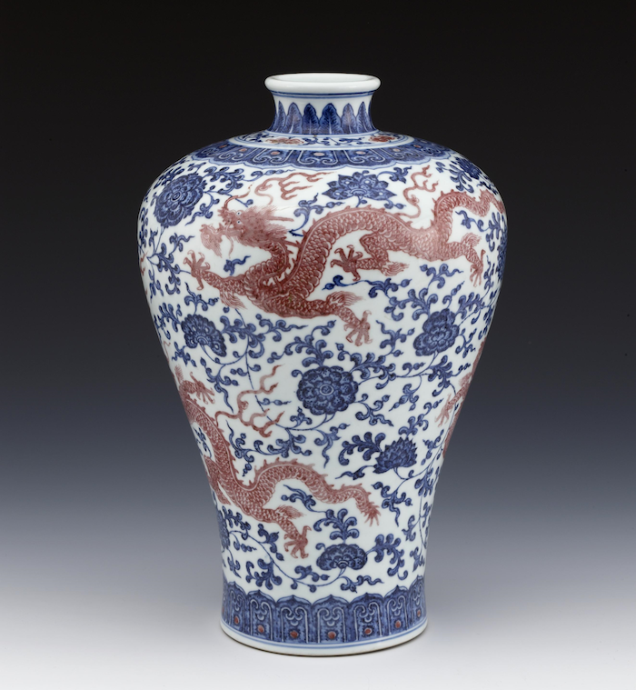 清乾隆景德镇窑青花釉里红牡丹龙纹梅瓶