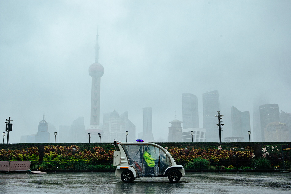 2021年9月13日傍晚,民警驾驶警用电瓶车在外滩江堤进行不间断的巡逻巡逻。应对台风“灿都”,外滩观光平台已于12日23点30分封闭。