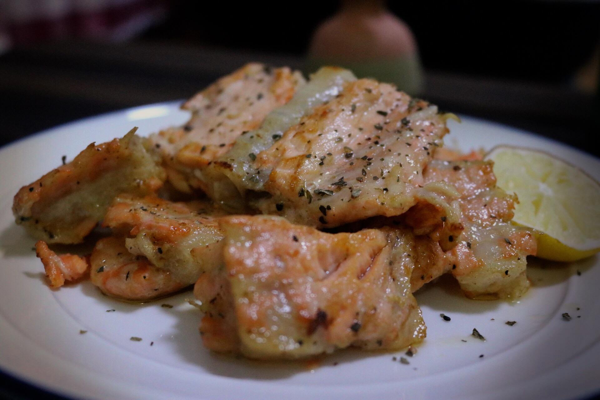 好吃的香煎三文鱼骨