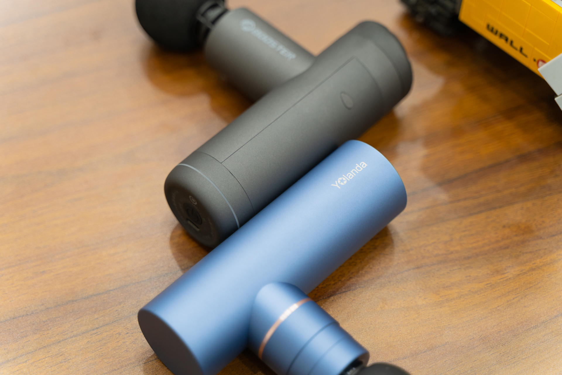 材质上云康宝金属迷你筋膜枪和迈瑞克口红筋膜枪为金属材质,booster x