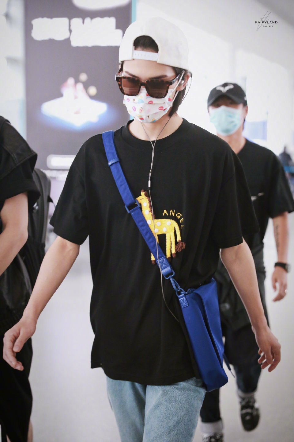 朱正廷今日机场饭拍 可爱的印花口罩 长颈鹿t恤 又乖又可爱